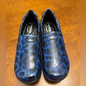 Easy works by Easy Street professional slip on shoe. Blue sunflower pattern. Sz8